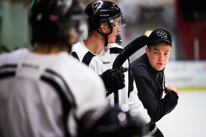 Per Kenttä instruerar Jonas Berglund.