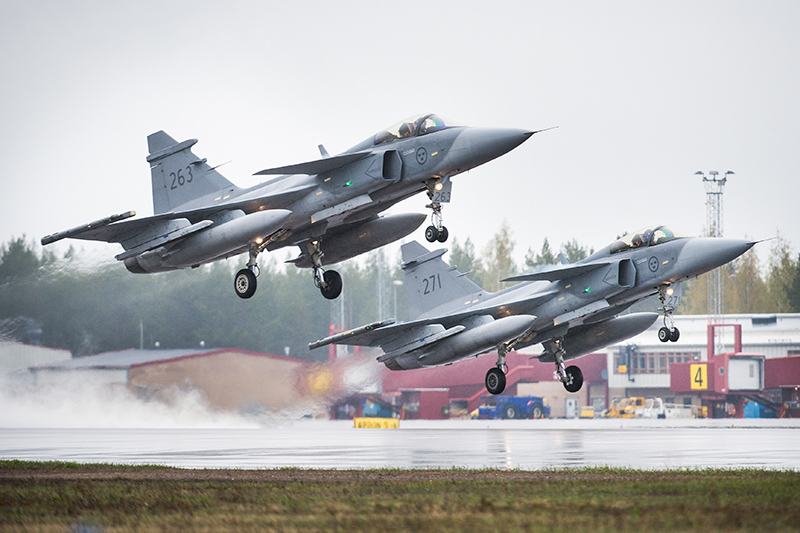 En rote JAS 39 Gripen startar på F21, Luleå.