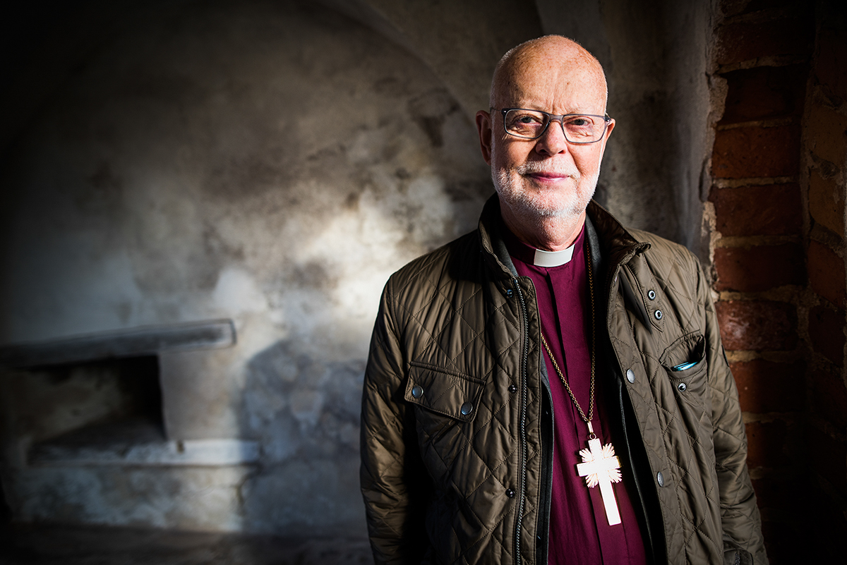 Förre ärkebiskopen K.G. Hammar porträtterad i Gammelstad för tidningen Kyrknyckeln.