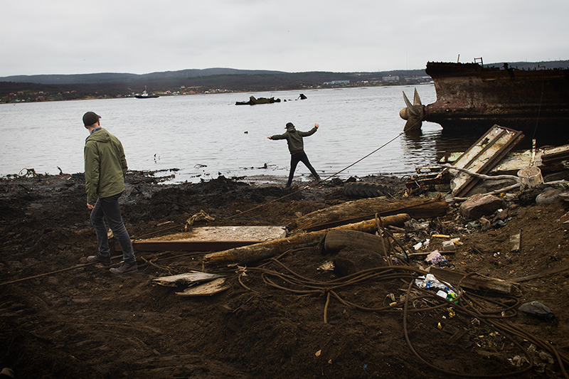 Besök vid skeppskyrkogård utanför Murmansk