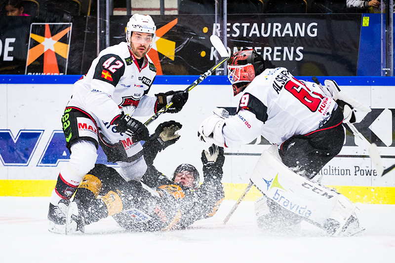 Malmö Redhawks Niklas Arell och Skellefteås Andreas Wingerli under ishockeymatchen i SHL mellan Skellefteå och Malmö Redhawks den 7 oktober 2017 i Skellefteå.