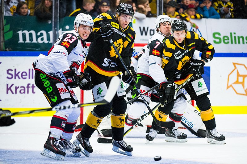 Malmö Redhawks Christoffer Forsberg och Skellefteås Pär Lindholm (tv) under ishockeymatchen i SHL mellan Skellefteå och Malmö Redhawks den 7 oktober 2017 i Skellefteå.